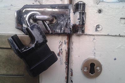 Unlocking A deadbolt Unlocking A deadbolt